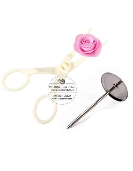 Forfecuta si cui formare flori