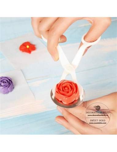 Forfecuta si cui formare flori