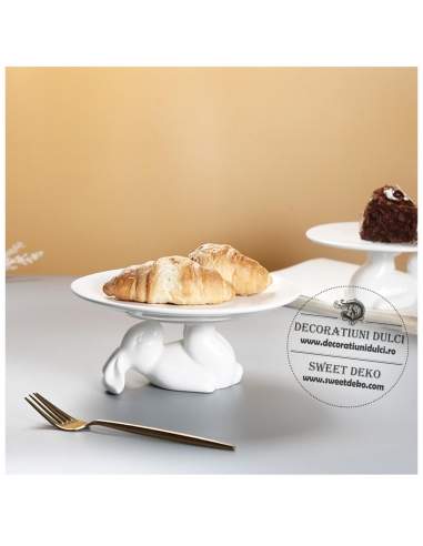 Platou sustinut de iepuras