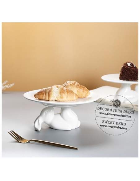 Platou sustinut de iepuras