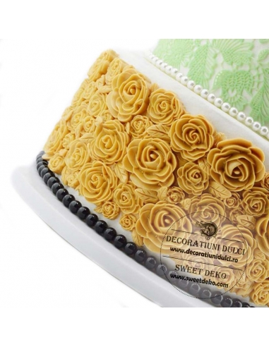 Mulaj bordura cu trandafiri