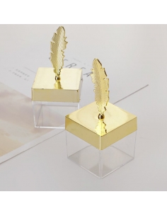 Marturie Nunta Cutie patrata acrilica cu pana aurie, caseta 11x5cm