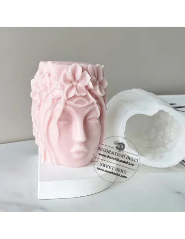 Mulaj cap femeie si coronita cu flori