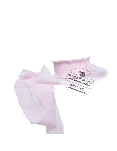 Panglica decorativa cu margini nefinisate din voal roz