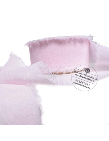 Panglica decorativa cu margini nefinisate din voal roz